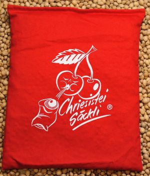 Kirschensteinkissen rot mit Chriesistei Logo