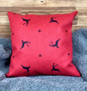 Abbildung Arvenkissen rot mit schwarzen Hirschen / mit Schafwollkugeln 40 x 40