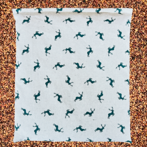 Traubenkern Kissen Springender Hirsch Tannengrün