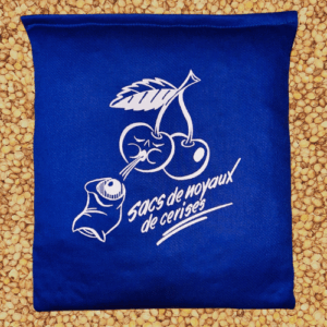 Coussin aux noyaux de cerises bleu – Logo Chriesistei