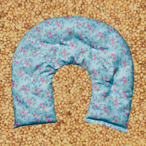 Abbildung: Nackenkissen Blumen blau mit Kirschensteinen gefüllt