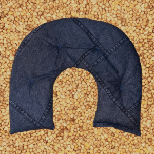 Abbildung: Nackenkissen Jeansmuster mit Kirschensteinen gefüllt