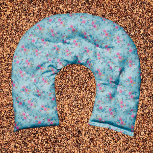 Abbildung: Nackenkissen Blumen blau mit Traubenkernen Gefüllt