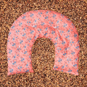 Abbildung: Nackenkissen Blumen rosa mit Traubenkernen Gefüllt