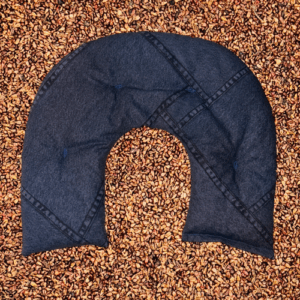 Abbildung: Nackenkissen Jeansmuster mit Traubenkernen Gefüllt